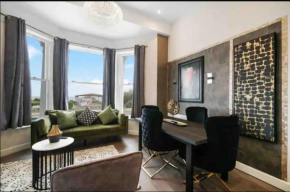 SeaView Luxury Apartment with Free Parking and All Rooms En-suite
